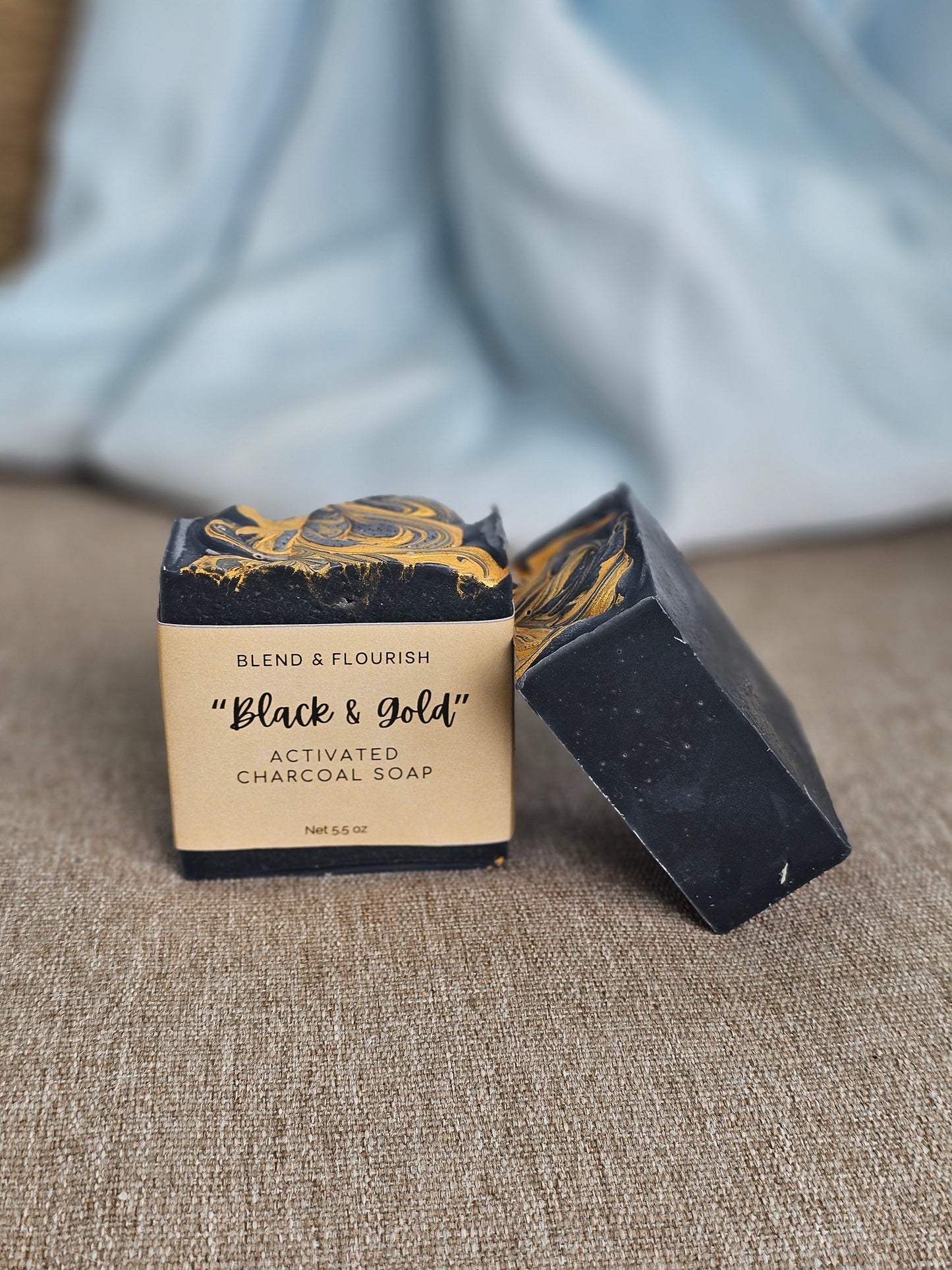 Pain de savon au charbon actif 'Black &amp; Gold'