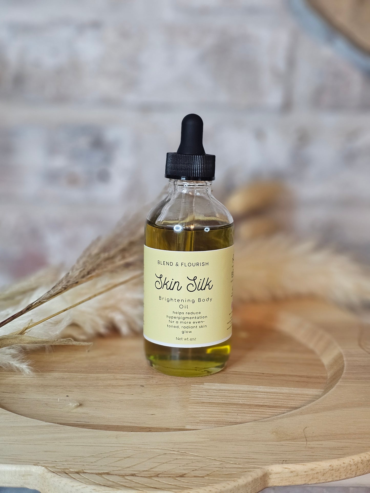 Brightening body oil